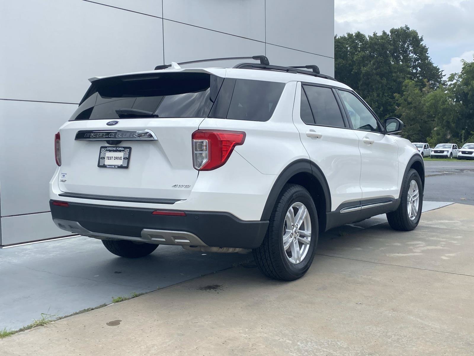 Used 2022 Ford Explorer XLT w/ Equipment Group 202A AWD/4WD image 4