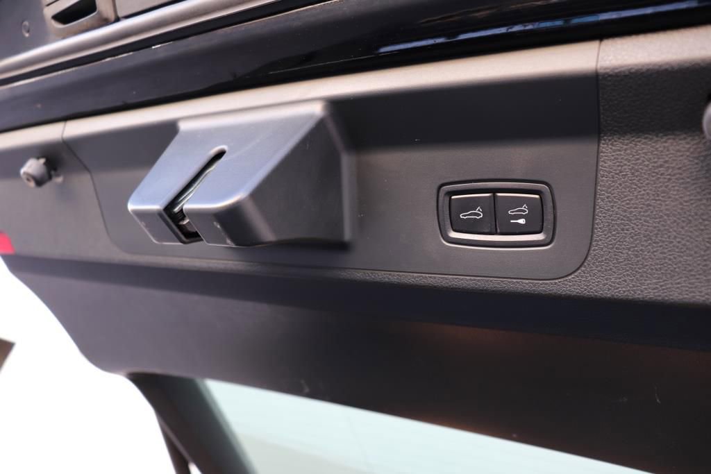 Used 2018 Porsche Panamera 4 image 24