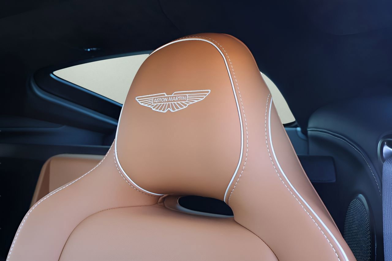 Used 2025 Aston Martin V8 Vantage Coupe RWD image 12