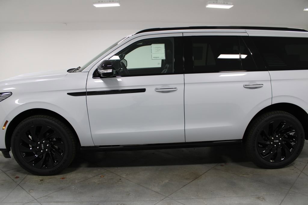 New 2025 Lincoln Navigator Reserve w/ Jet Appearance Package AWD/4WD image 5