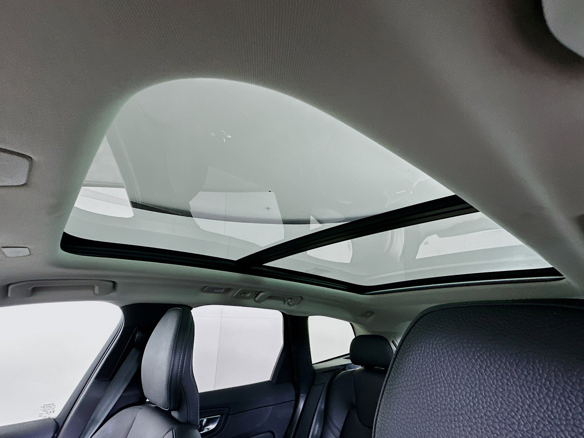 Used 2025 Volvo XC60 B5 Plus image 26