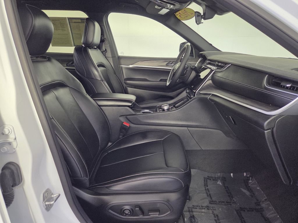 Certified 2025 Jeep Grand Cherokee Limited image 32