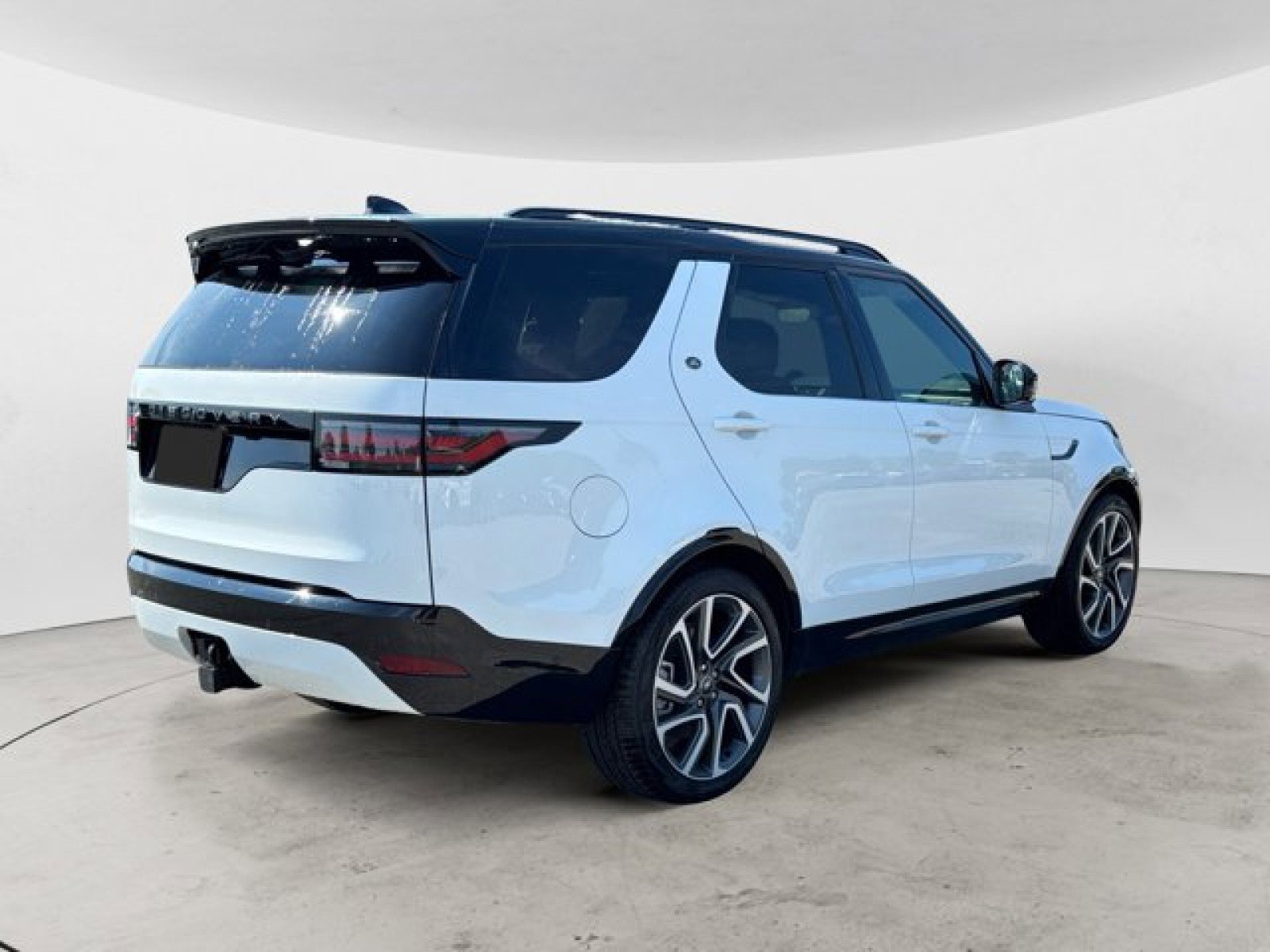 New 2025 Land Rover Discovery Dynamic SE image 4