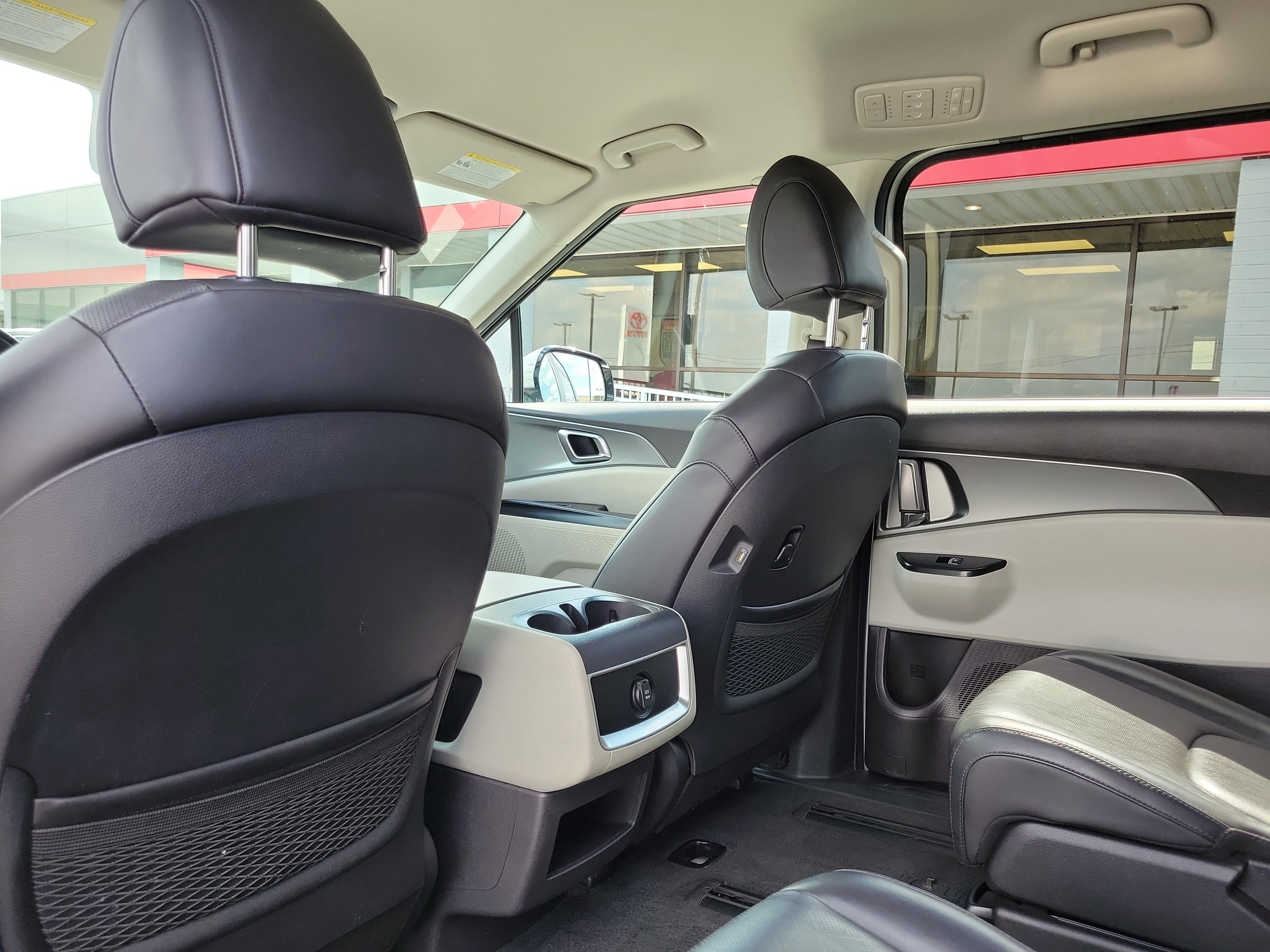 Used 2022 Kia Carnival LX image 13