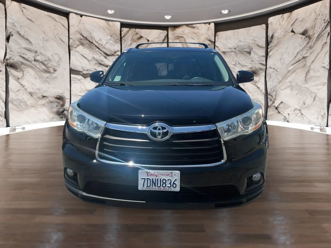 Used 2014 Toyota Highlander XLE image 2