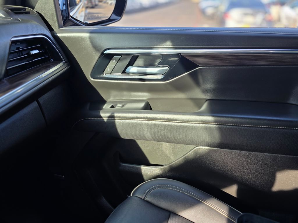 Used 2025 Chevrolet Suburban Premier image 27