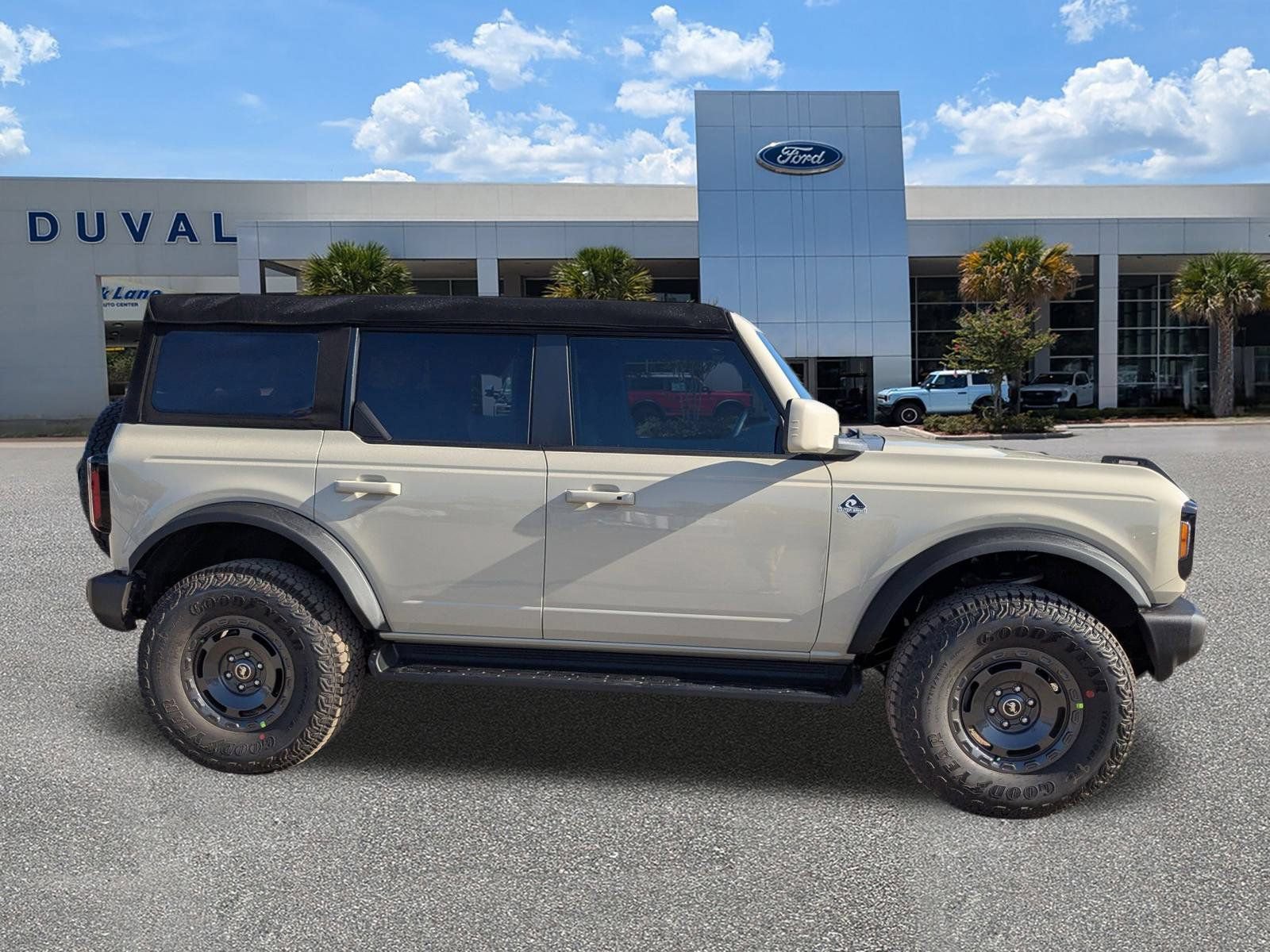 New 2025 Ford Bronco Outer Banks w/ Sasquatch Package AWD/4WD image 3