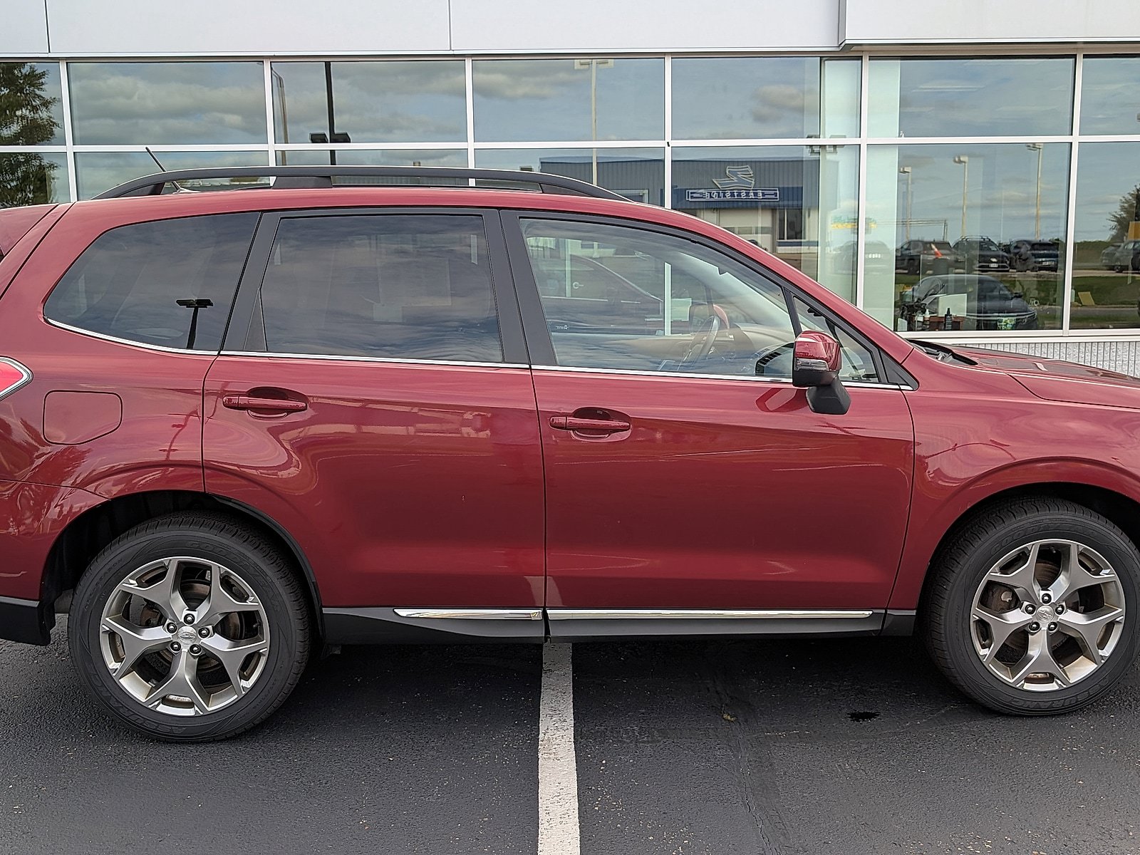 Used 2015 Subaru Forester 2.5i Touring AWD/4WD image 2