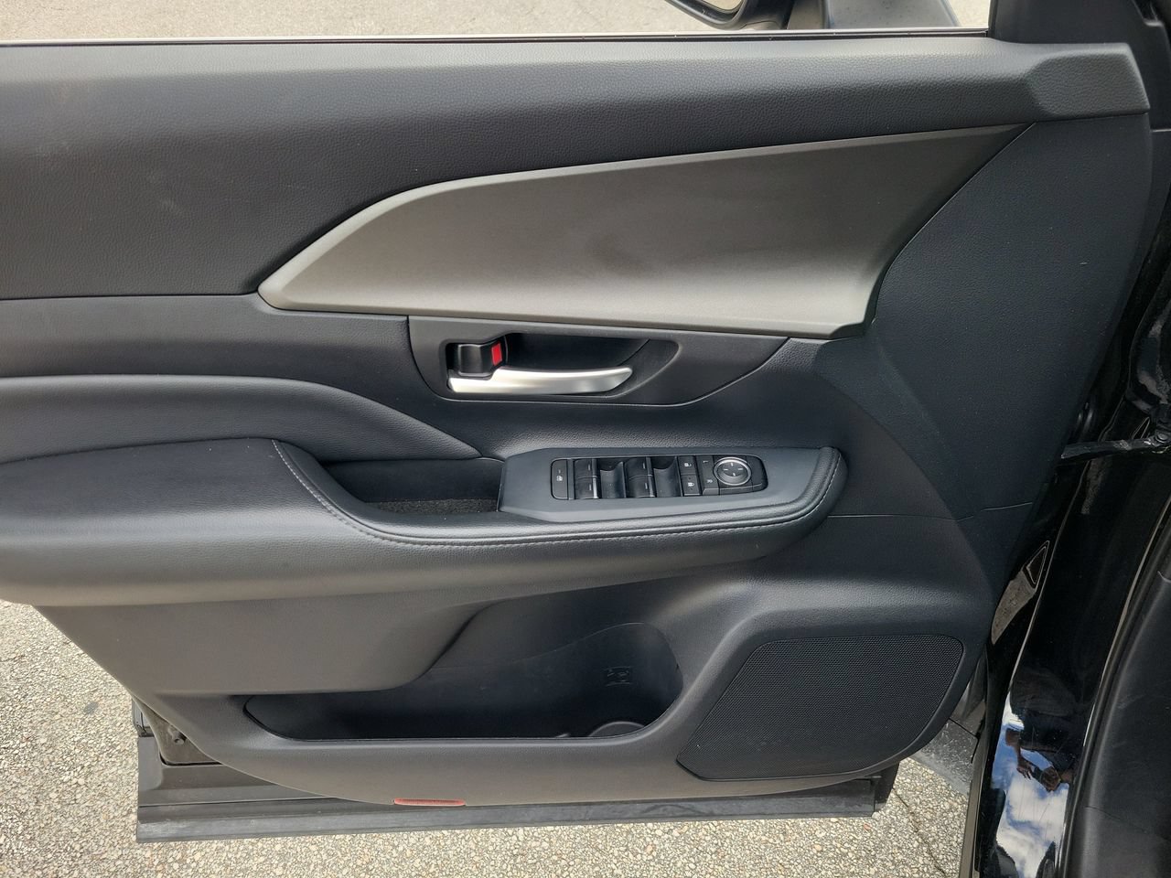 Used 2025 Toyota Grand Highlander FWD image 13