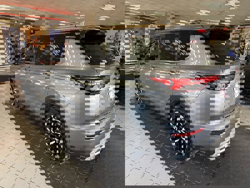 Used 2024 Mitsubishi Outlander SE Black Edition image 8