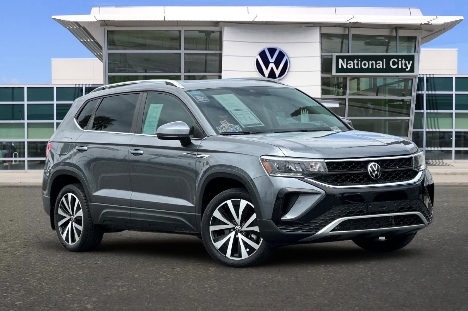 Used 2023 Volkswagen Taos SE w/ Panoramic Sunroof Package FWD image 2