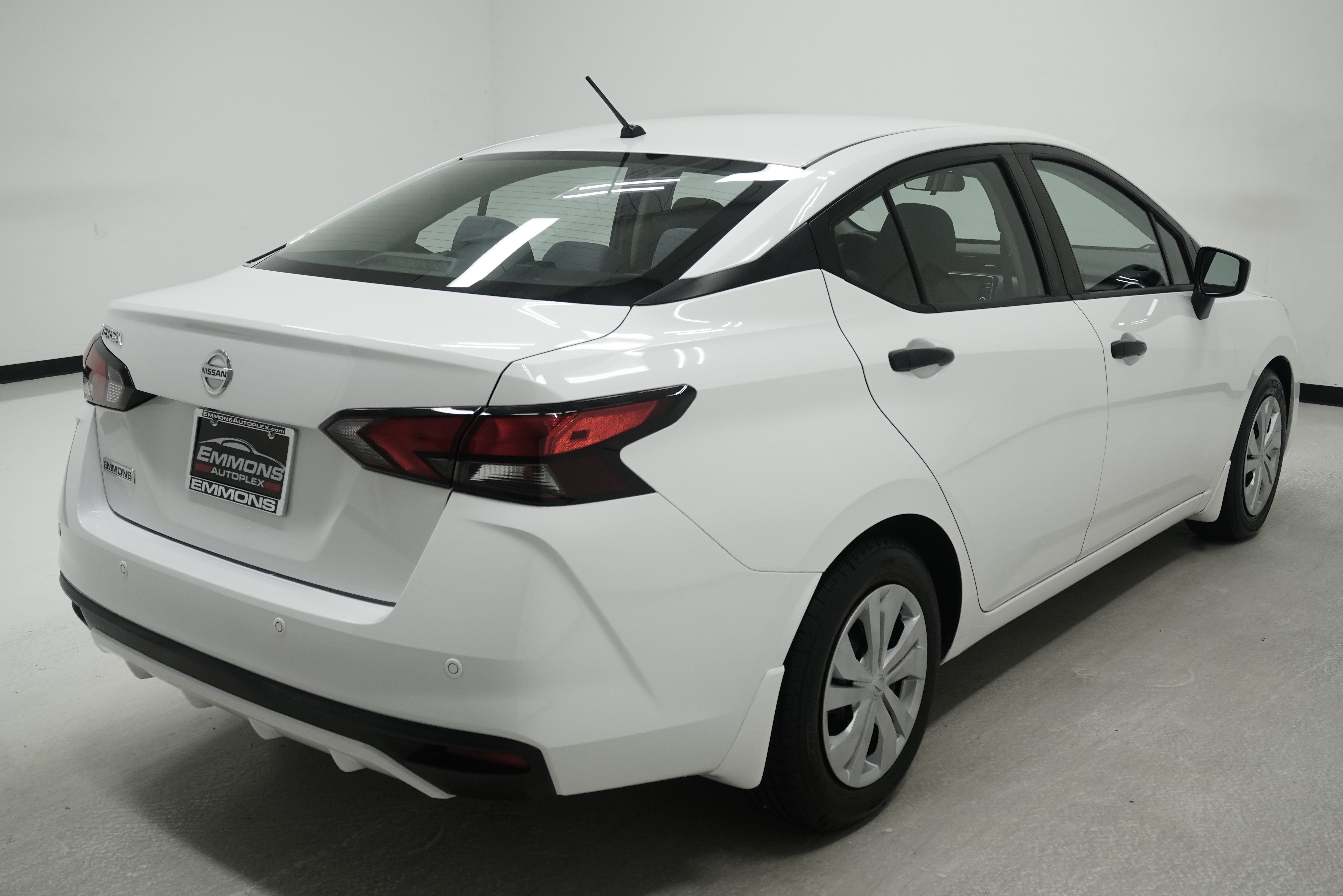 Used 2020 Nissan Versa S FWD image 4