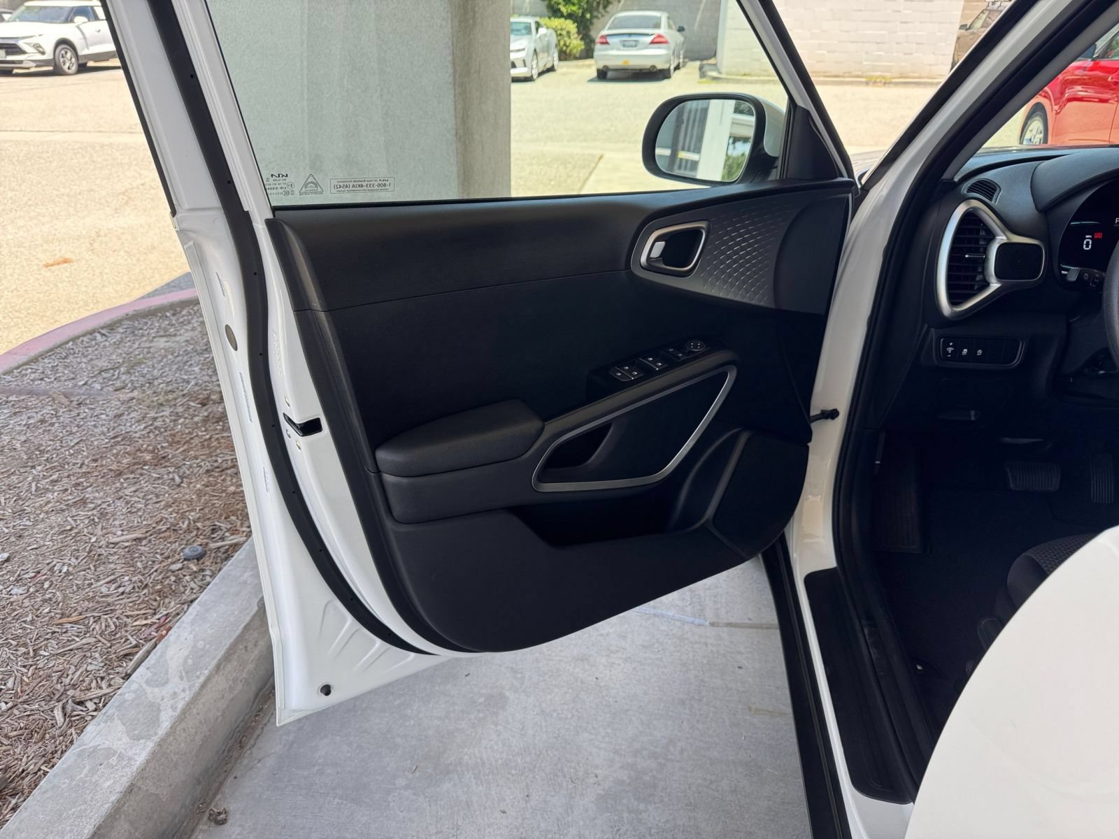 Used 2025 Kia Soul LX w/ LX Technology Package FWD image 18