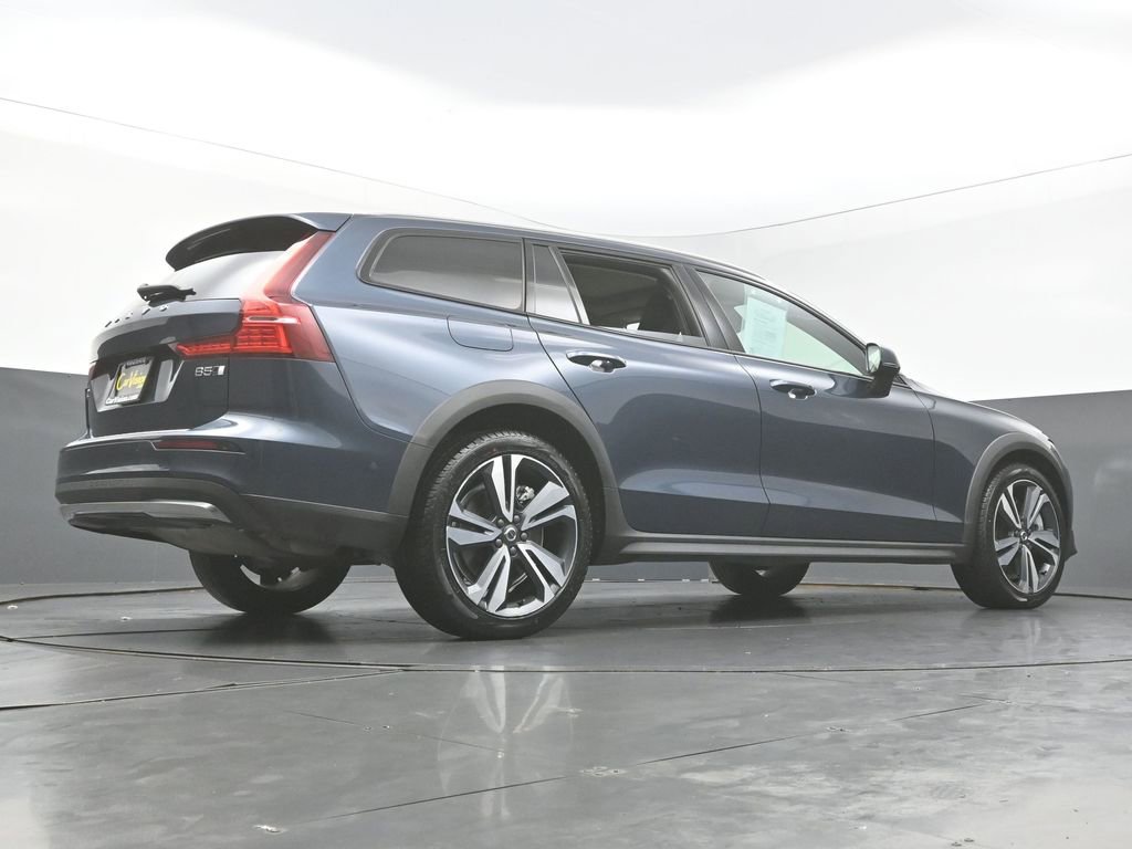 Used 2023 Volvo V60 B5 Cross Country Plus w/ Climate Package image 43