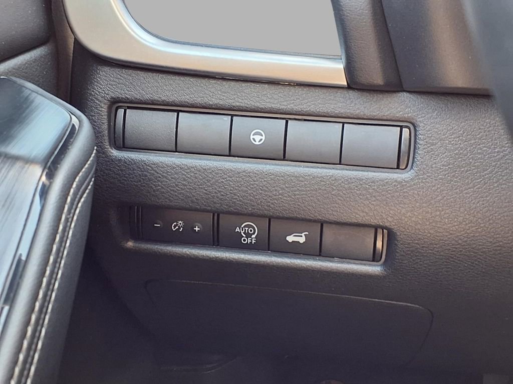 Used 2025 Nissan Rogue SV FWD image 17