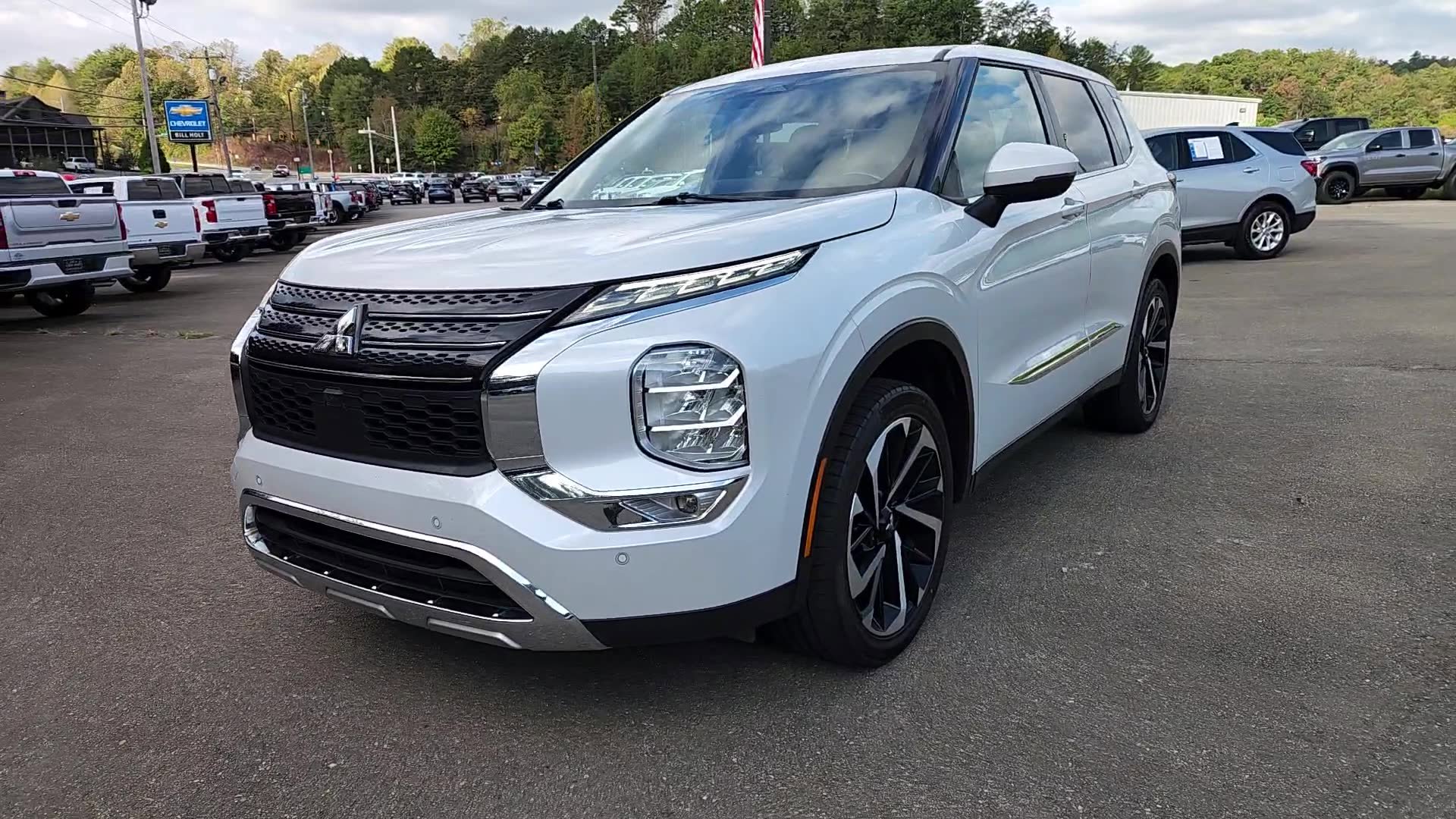 Used 2022 Mitsubishi Outlander SE image 2