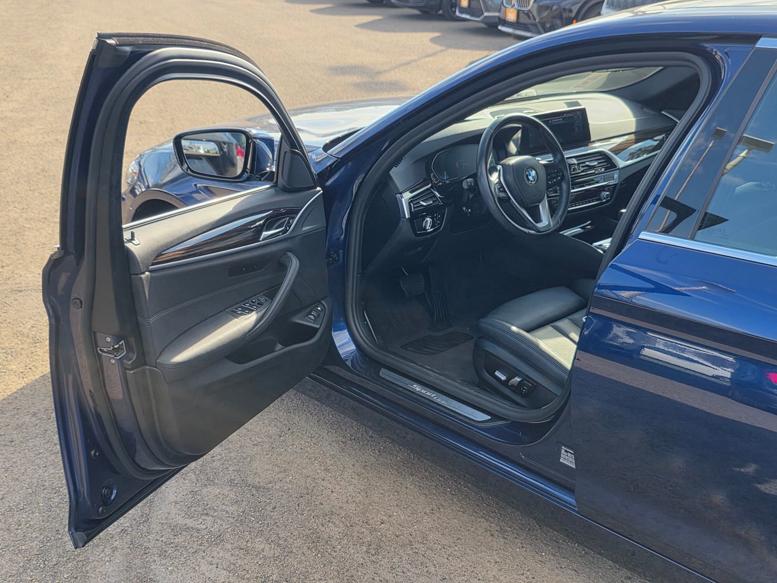 Used 2020 BMW 530e w/ Premium Package image 39