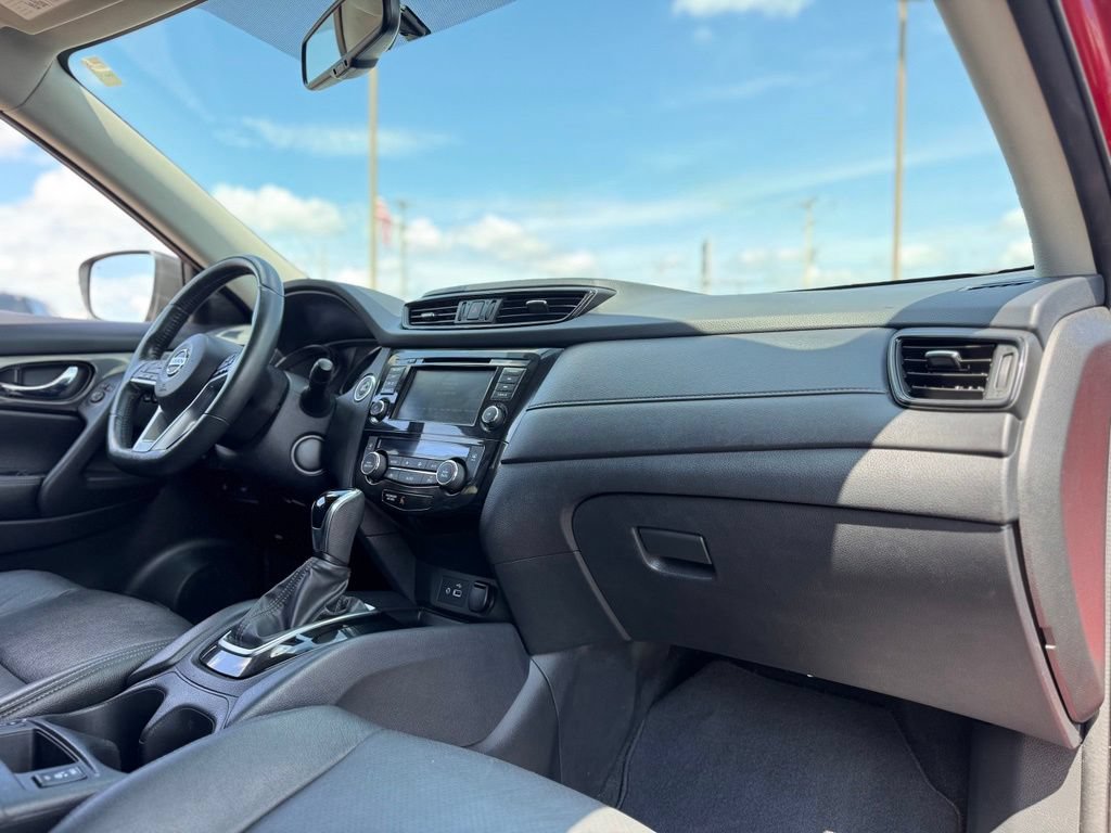 Used 2018 Nissan Rogue SV w/ Premium Package FWD image 15