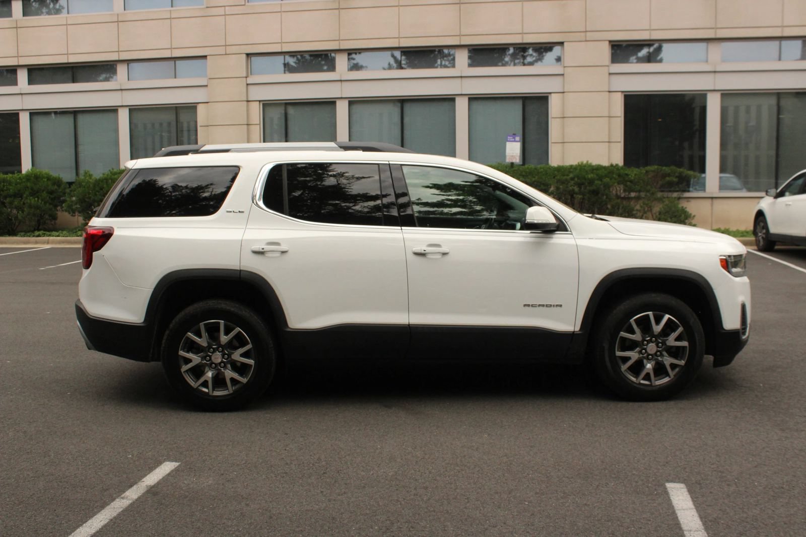 Used 2020 GMC Acadia SLE w/ Driver Convenience Package FWD image 6