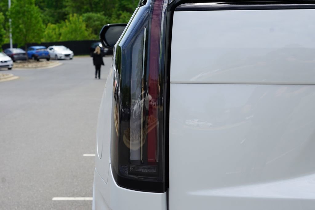 Used 2025 Cadillac Escalade ESV V image 16