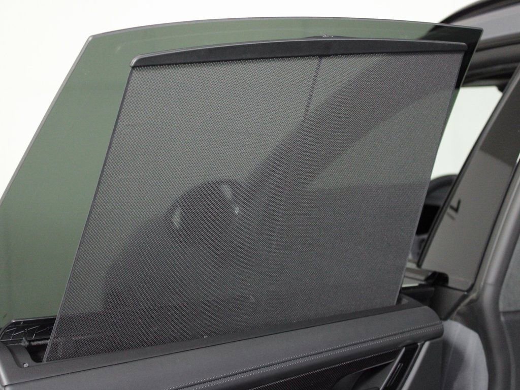 Certified 2025 Porsche Macan Turbo Electric AWD/4WD image 35