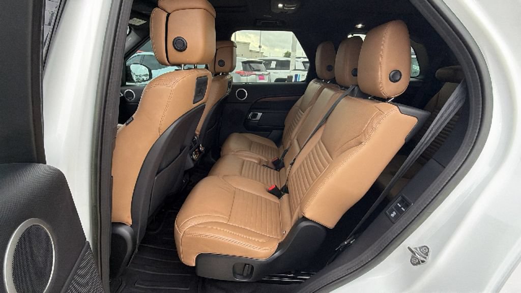 Used 2023 Land Rover Discovery Metropolitan Edition AWD/4WD image 25
