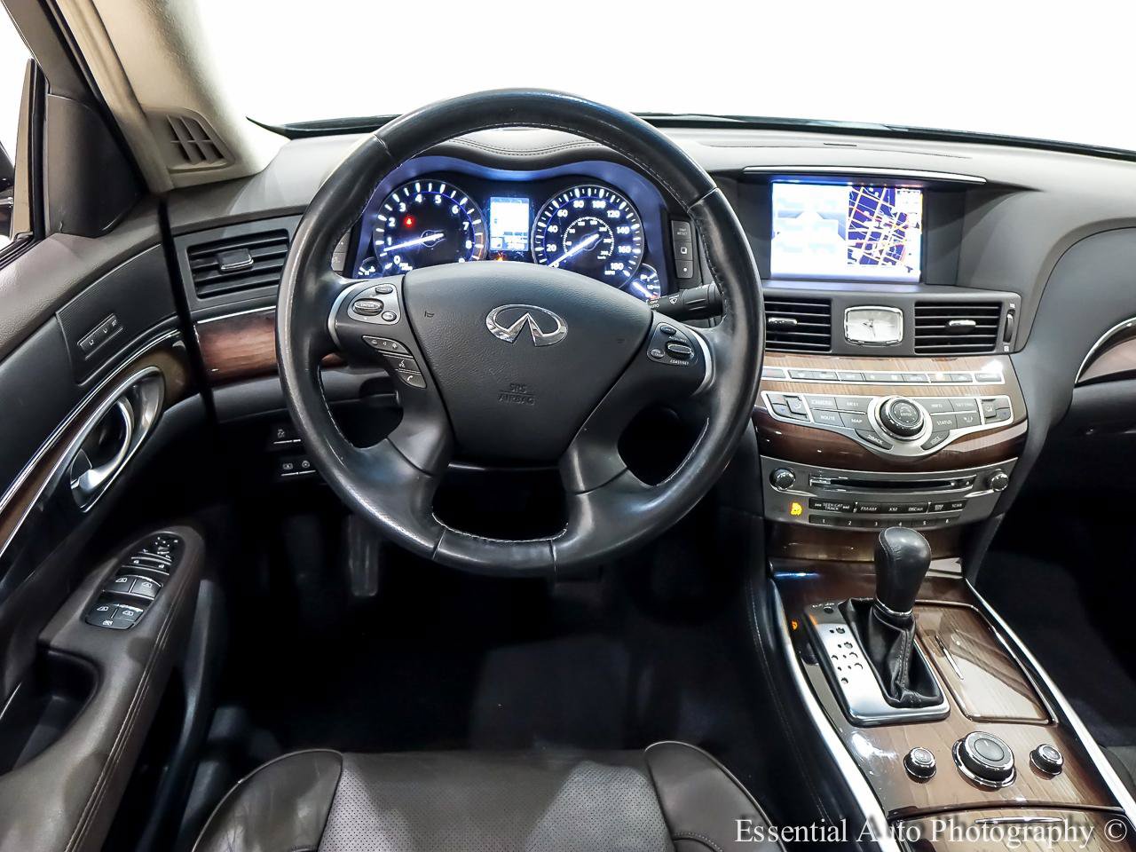 Used 2015 INFINITI Q70 L 3.7 w/ Deluxe Touring Package AWD/4WD image 18