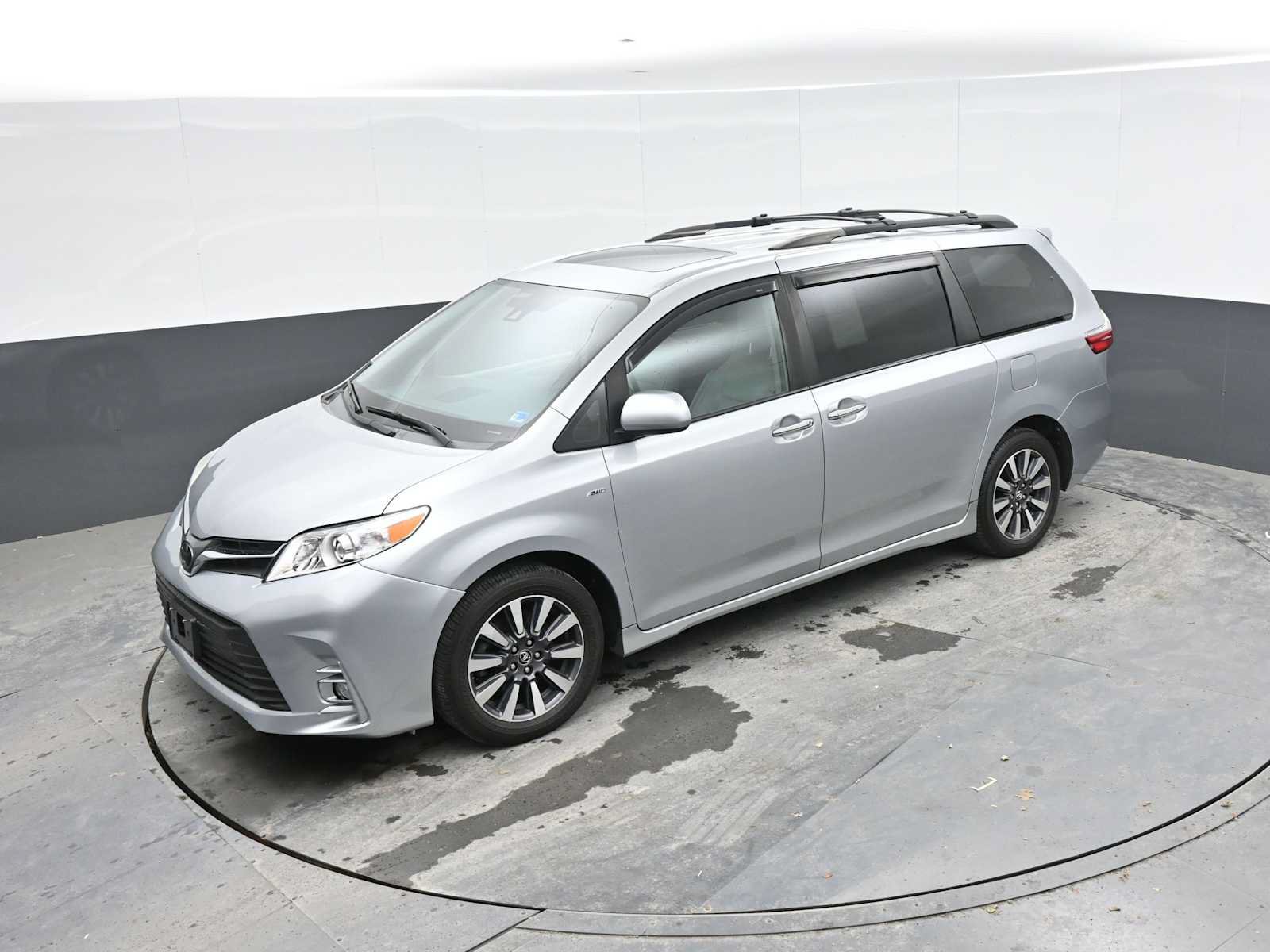 Used 2020 Toyota Sienna XLE w/ XLE Navigation Package AWD/4WD image 15