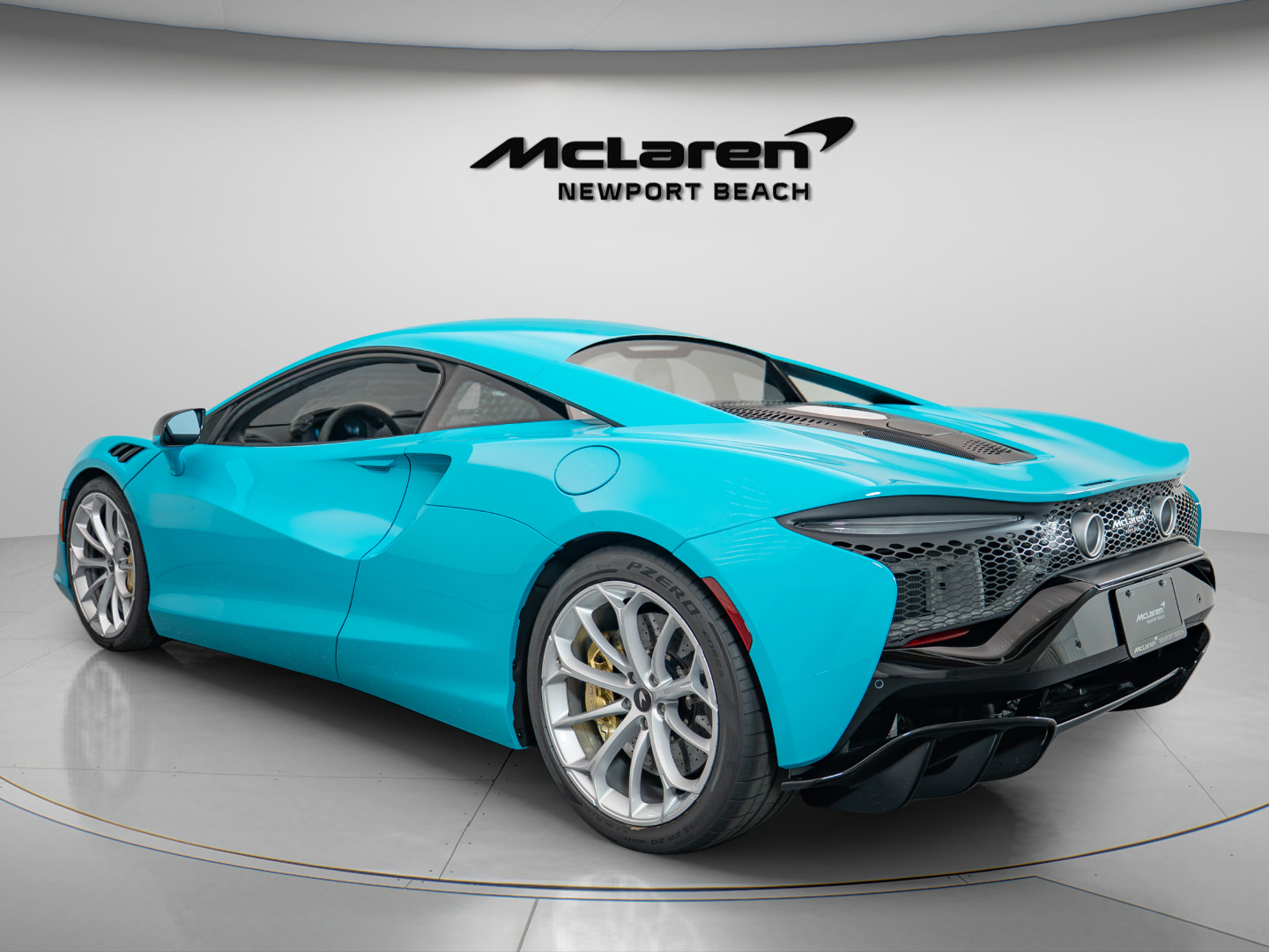 Used 2023 McLaren Artura RWD image 4