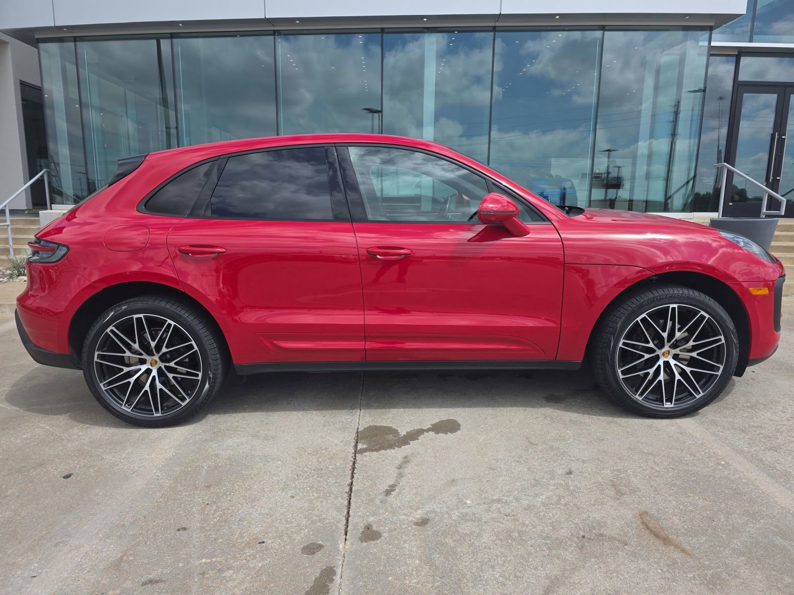 Certified 2022 Porsche Macan image 8