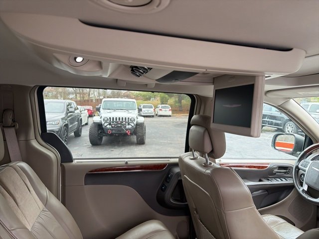 Used 2012 Chrysler Town & Country Limited w/ Luxury Group image 9