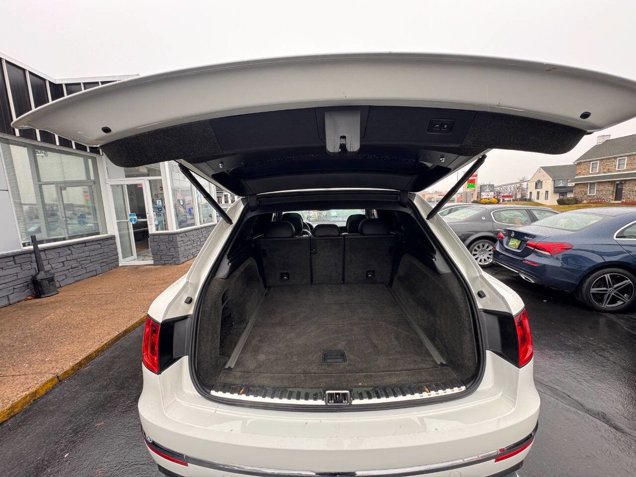 Used 2018 Bentley Bentayga Activity image 37