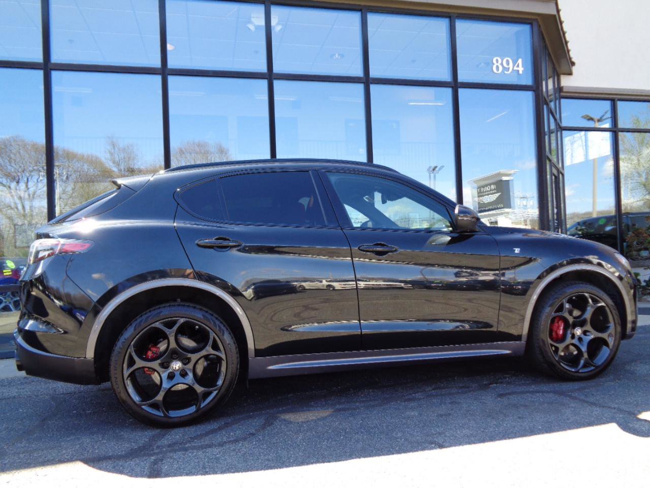 Used 2024 Alfa Romeo Stelvio Ti w/ Performance Driving Package AWD/4WD image 4