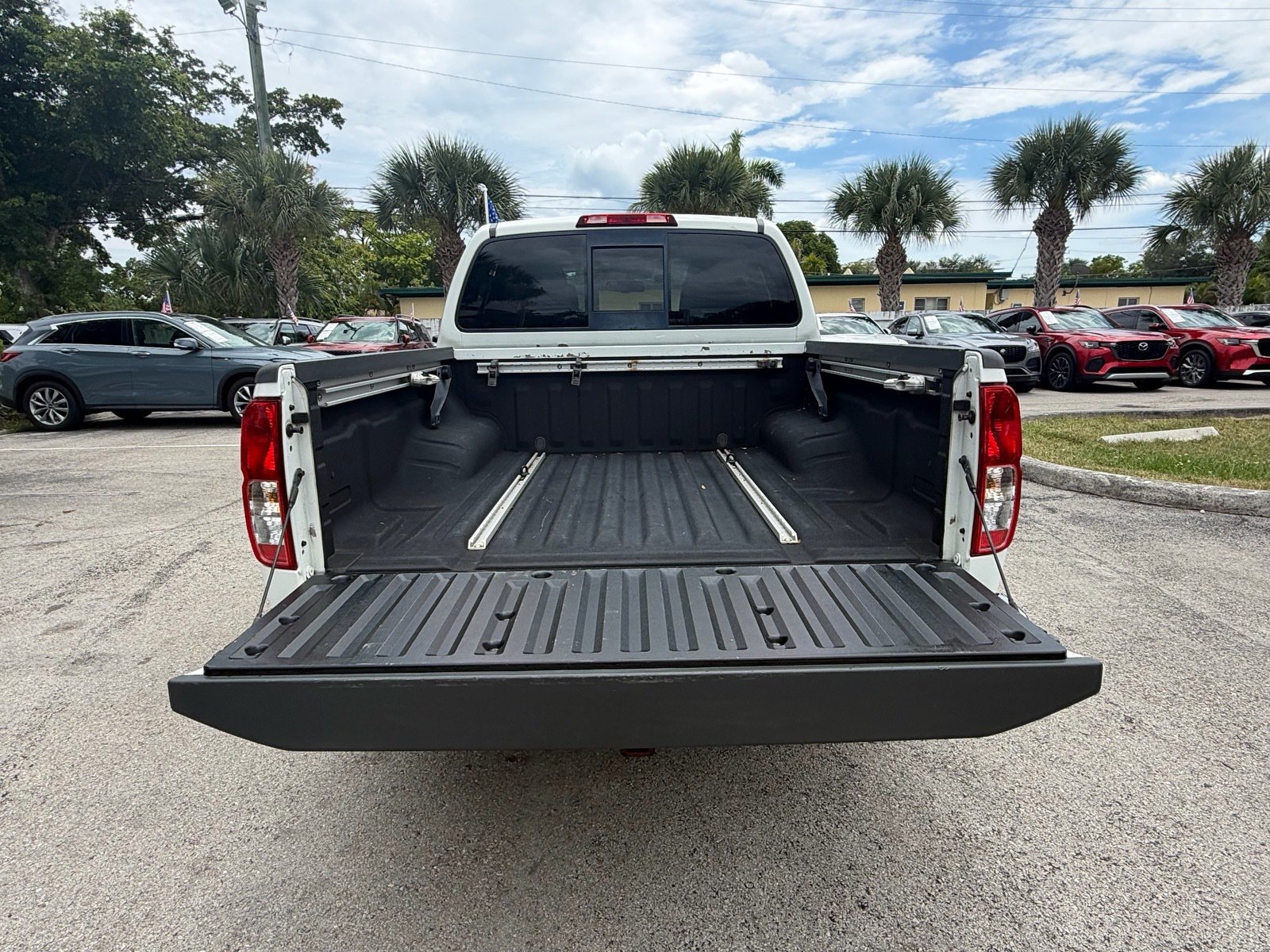 Used 2017 Nissan Frontier SV w/ SV Value Truck Package RWD image 11