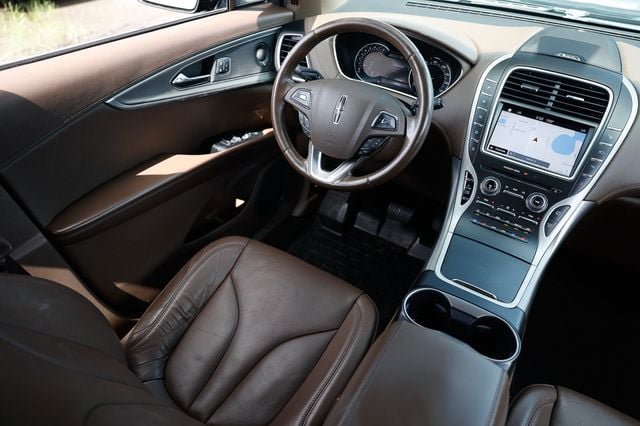 Used 2016 Lincoln MKX Reserve w/ Technology Package FWD image 23