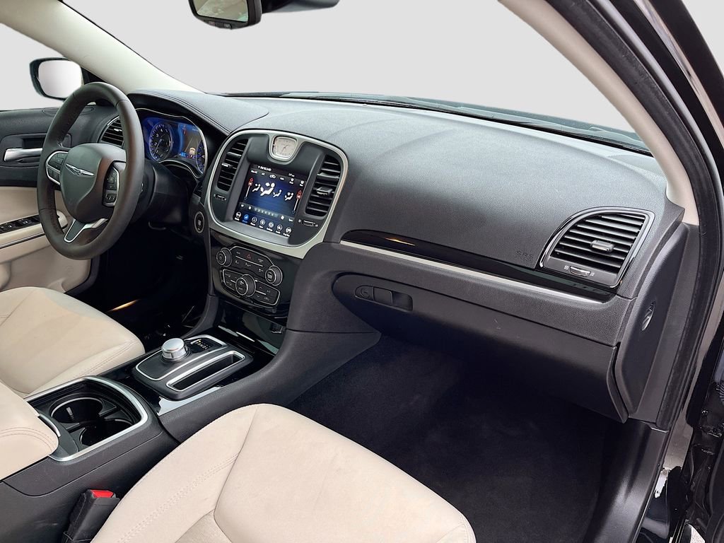 Used 2023 Chrysler 300 Touring w/ Safetytec Plus Group image 28