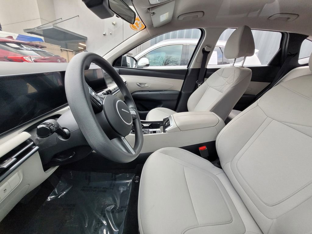Used 2025 Hyundai Tucson SE image 6