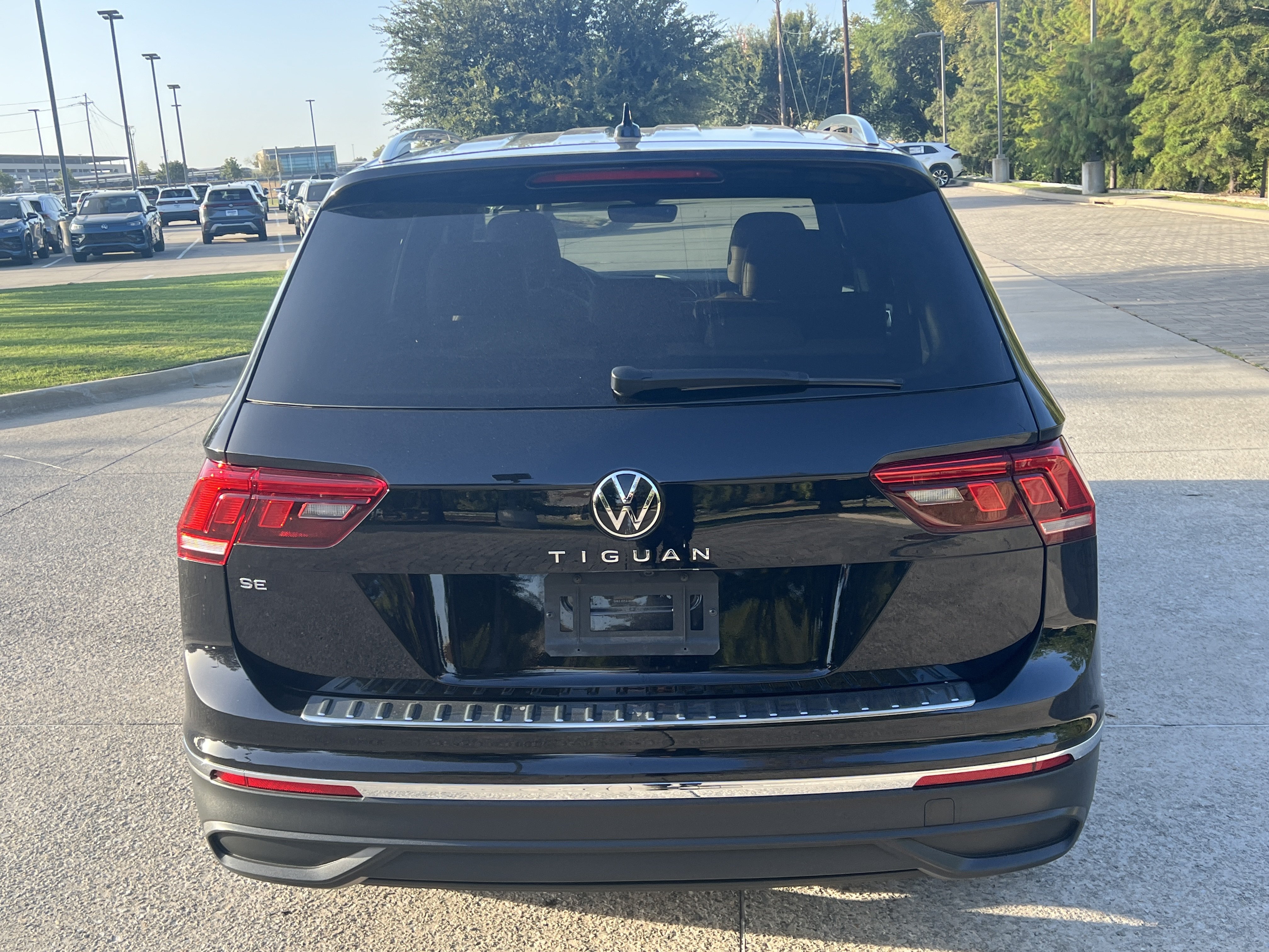 Used 2024 Volkswagen Tiguan SE w/ MDO Package, Three-Row FWD image 8
