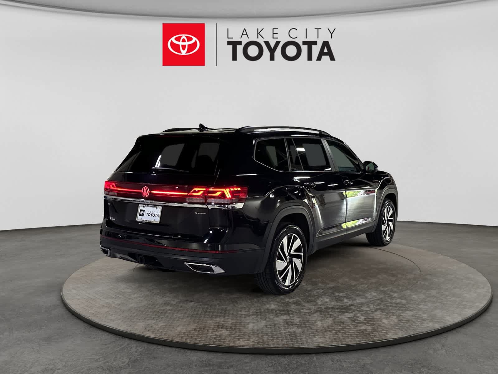 Used 2025 Volkswagen Atlas SE AWD/4WD image 9