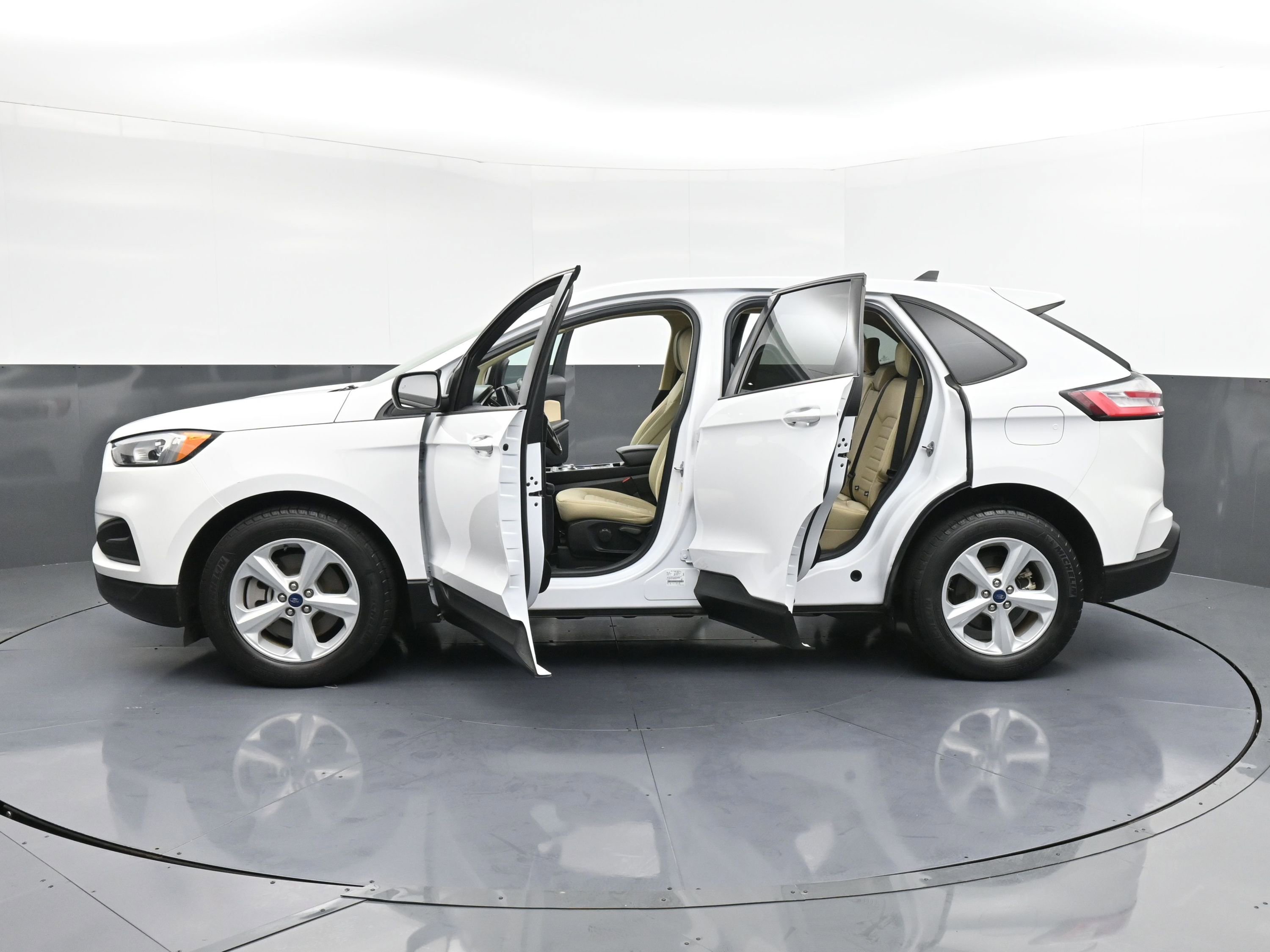 Used 2021 Ford Edge SE image 39