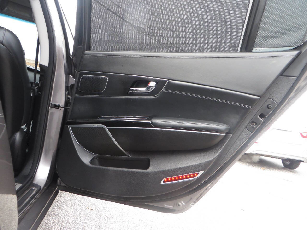 Used 2016 Kia K900 Luxury image 37