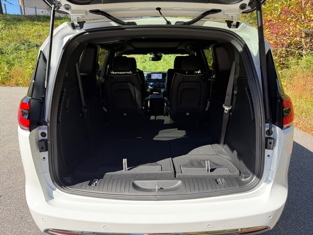 New 2026 Chrysler Pacifica Limited image 19