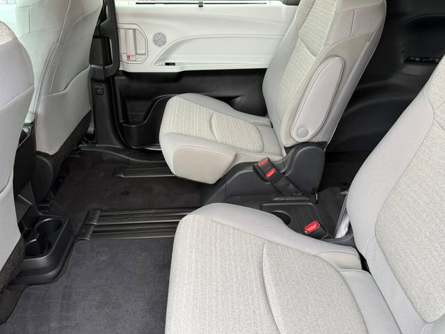 Used 2025 Toyota Sienna LE AWD/4WD image 28