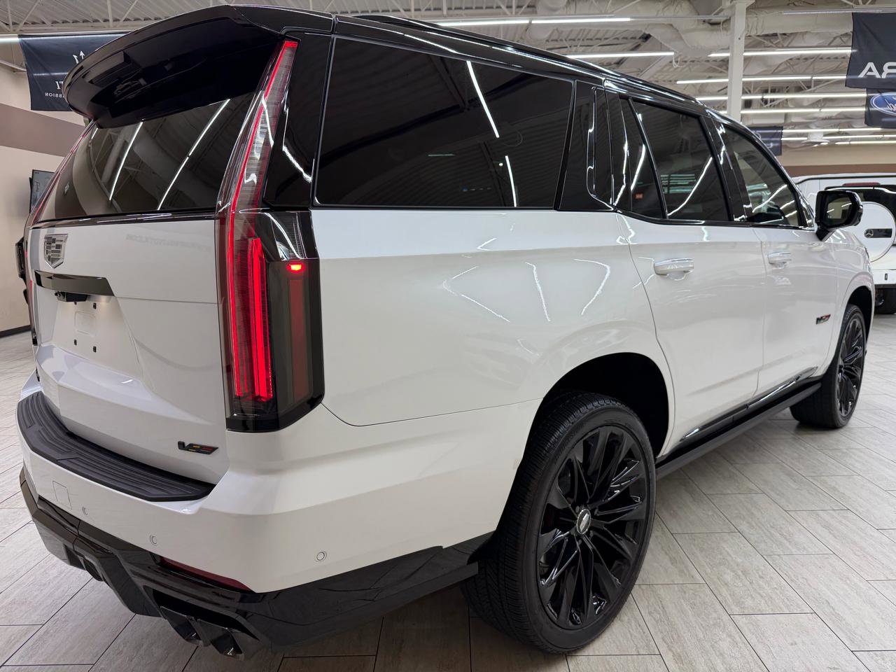 Used 2025 Cadillac Escalade V w/ LPO, ONYX Package image 10