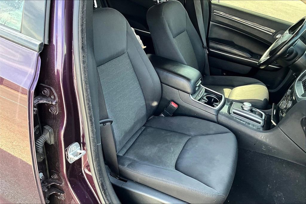 Used 2021 Chrysler 300 Touring w/ Sport Appearance Package image 4