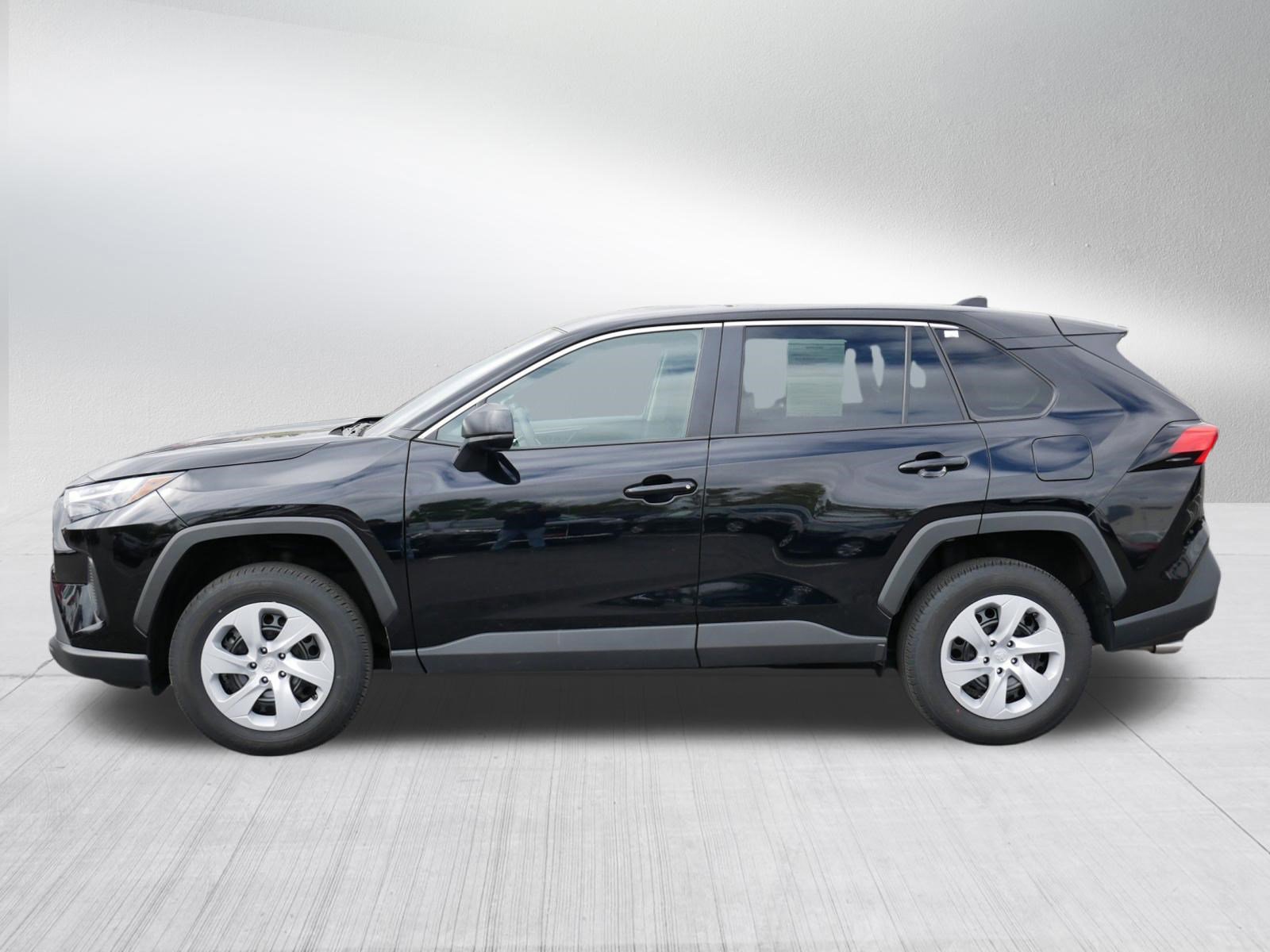 Used 2024 Toyota RAV4 LE AWD/4WD image 4