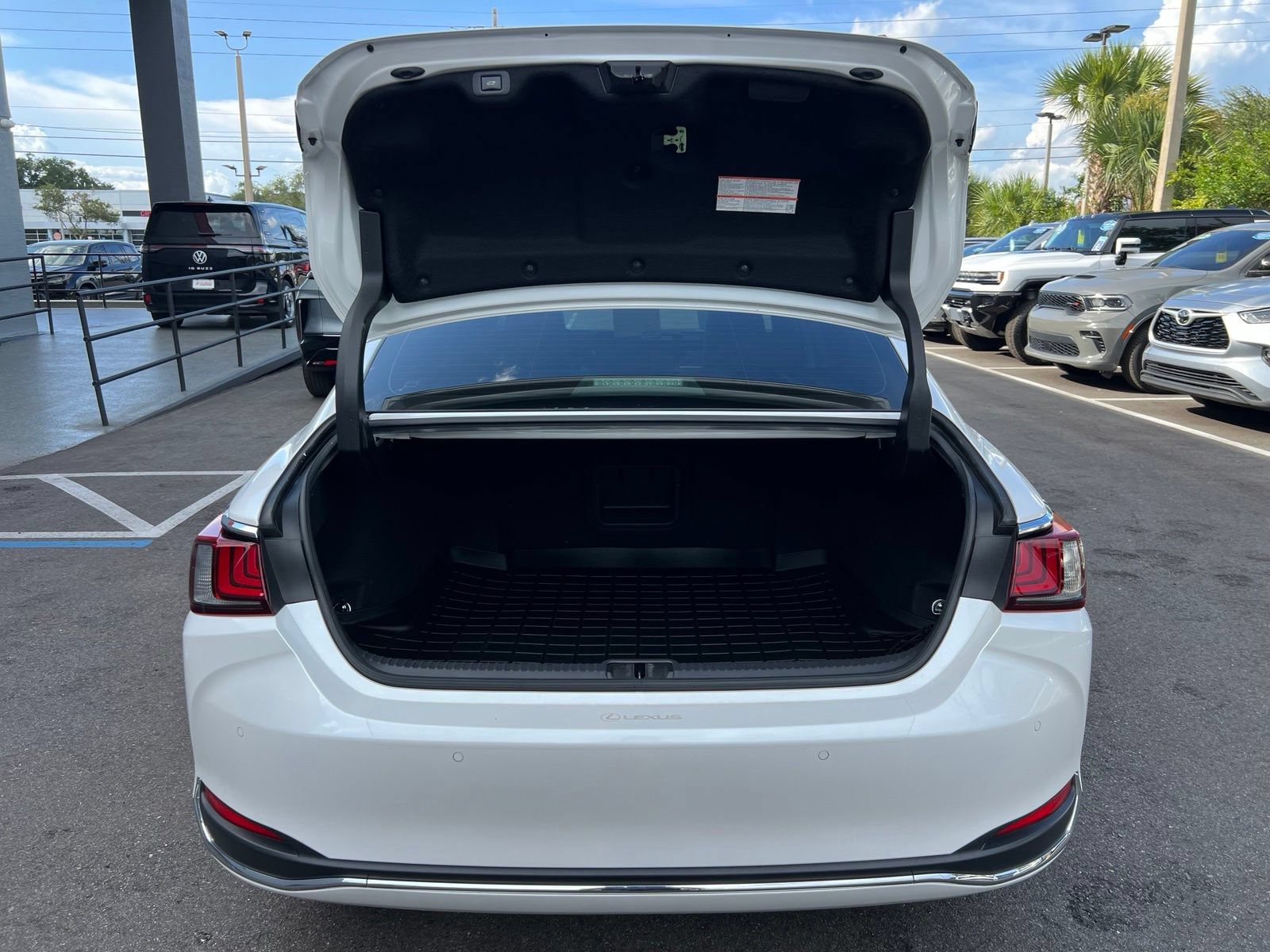 Used 2019 Lexus ES 300h Ultra Luxury w/ Accessory Package 2 FWD image 22