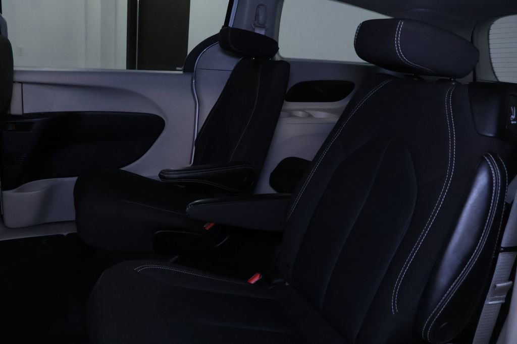 Used 2023 Chrysler Voyager LX image 14