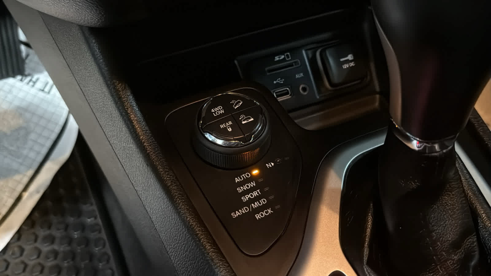 Used 2015 Jeep Cherokee Trailhawk w/ Leather Interior Group AWD/4WD image 18