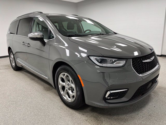 Used 2023 Chrysler Pacifica Limited FWD image 2